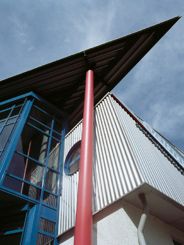 Dach- und Fassadengestaltung mit verschiedenen Elementen aus Metall Dach- und Fassadengestaltung mit verschiedenen Elementen aus Metall